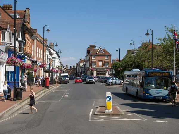 EAST GRINSTEAD, WEST SUSSEX / UK - JULY 23: View of the High Str. — стоковое фото