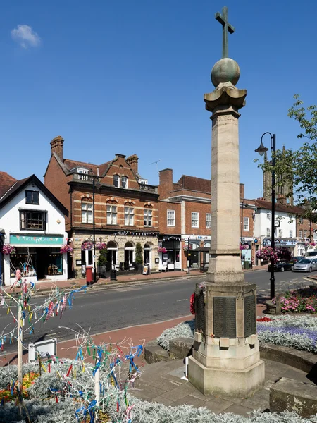 EAST GRINSTEAD, WEST SUSSEX / UK - JULY 23: View of the High Str. — стоковое фото