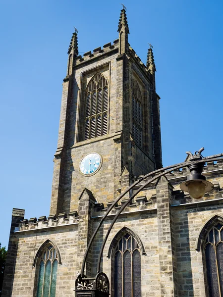 EAST GRINSTEAD, WEST SUSSEX / UK - JULY 23: View of St Swithun 's — стоковое фото