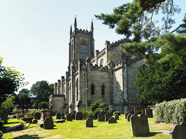 EAST GRINSTEAD, WEST SUSSEX / UK - JULY 23: View of St Swithun 's — стоковое фото