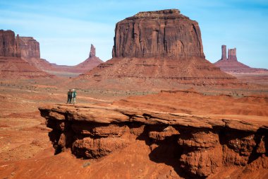 Monument Valley, Utah/ABD - 10 Kasım: th içinde chat yapan iki adam