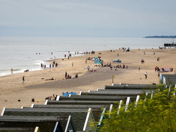 SOUTHWOLD, SUFFOLK / UK - JULHO 30: Pessoas que gostam da praia no S — Fotografia de Stock