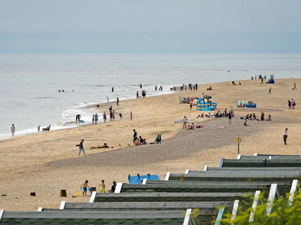 SOUTHWOLD, SUFFOLK / UK - 30 DE JULIO: Gente disfrutando de la playa en S — Foto de Stock