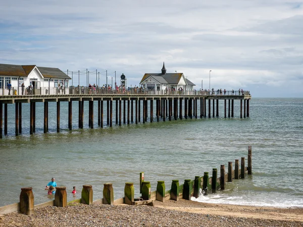 SOUTHWOLD, SUFFOLK / UK - 30 DE JULIO: Las personas disfrutando de una caminata sobre Sout —  Fotos de Stock