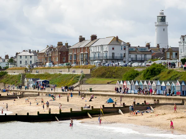 SOUTHWOLD, SUFFOLK / UK - JULHO 30: Pessoas que gostam da praia no S — Fotografia de Stock