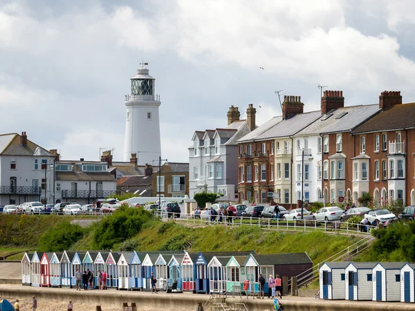 SOUTHWOLD, SUFFOLK / UK - 30 DE JULIO: Gente disfrutando de la playa en S —  Fotos de Stock