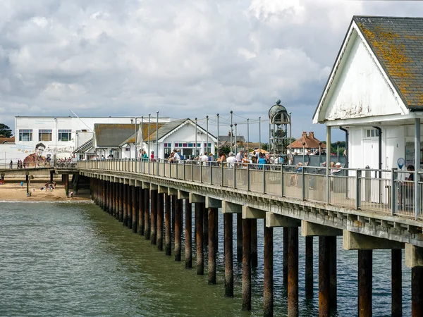 SOUTHWOLD, SUFFOLK / UK - 30 июля: People Enjoying a Sunny Day Ou — стоковое фото