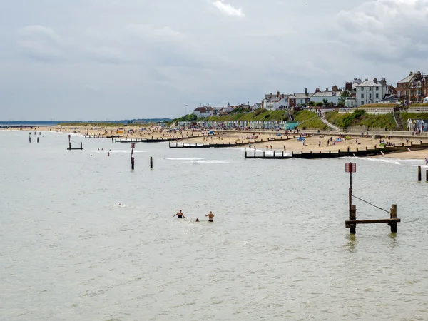 索思沃尔德、 萨福克和英国-7 月 30 日︰ 人在 S 在海滩上玩 — 图库照片