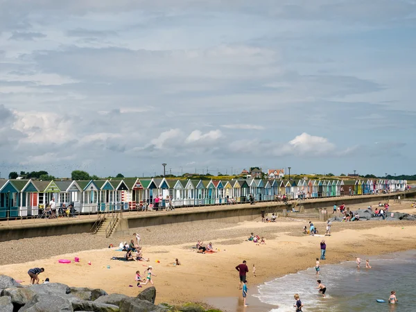 SOUTHWOLD, SUFFOLK / UK - 30 DE JULIO: Gente disfrutando de la playa en S — Foto de Stock