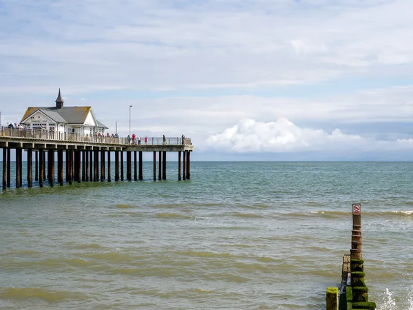 SOUTHWOLD, SUFFOLK / UK - 30 июля: People Enjoying a Sunny Day Ou — стоковое фото