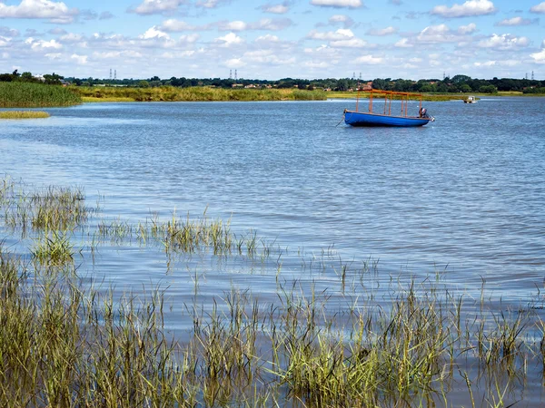 ALDEBURGH, SUFOLK / UK - JULHO 31: Barco Azul no Rio Alde ne — Fotografia de Stock