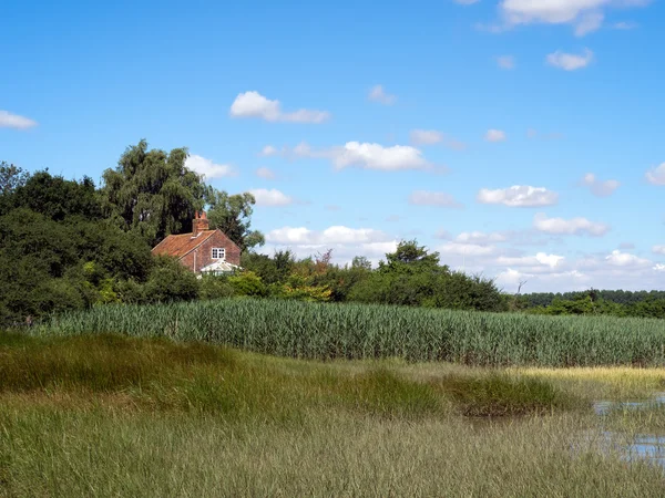 ALDEBURGH, SUFFOLK / UK - 31 DE JULIO: Casa de ladrillo rojo junto al río A — Foto de Stock