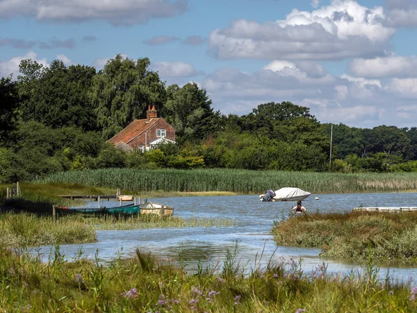 ALDEBURGH, SUFOLK / UK 31 IULIE: Femeie care înoată în râul Al — Fotografie, imagine de stoc