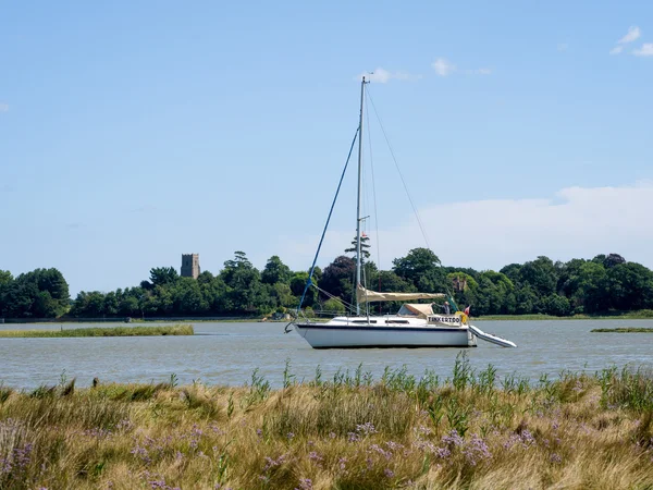 ALDEBURGH, SUFFOLK/UK - JULY 31 : Yacht Cruising down the River — Stock Photo, Image