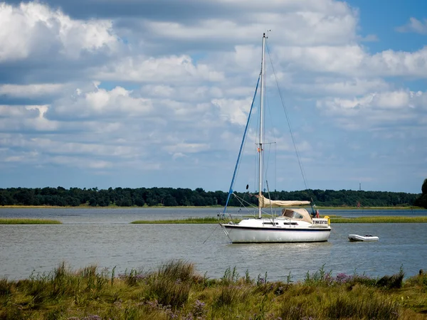 Aldeburgh, Suffolk/UK-31 lipca: jacht zacumowany na rzece ALDE — Zdjęcie stockowe