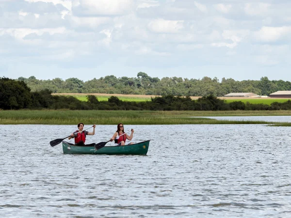 ALDEBURGH, SUFFOLK / UK - 31 июля: People Canoeing on the River A — стоковое фото