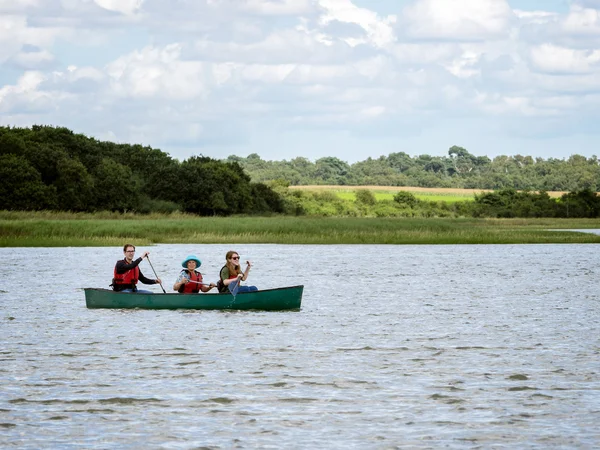 ALDEBURGH, SUFFOLK / UK - 31 июля: People Canoeing on the River A — стоковое фото