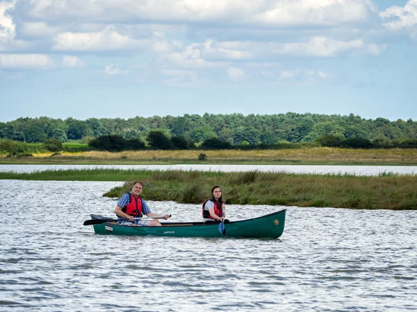 Aldeburgh, Suffolk/Uk - 31 Temmuz : A Nehri üzerinde kano yakan insanlar — Stok fotoğraf