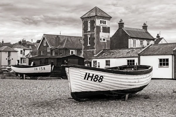 ALDEBURGH, SUFFOLK / UK - 31 DE JULIO: Barcos de pesca tradicionales en t —  Fotos de Stock