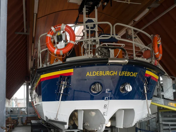 ALDEBURGH, SUFFOLK / UK - 31 июля: RNLI Aldeburgh Lifeboat in its — стоковое фото