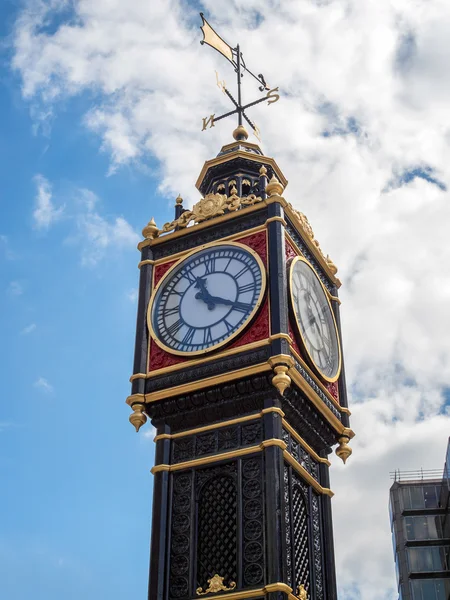 LONDRES / ROYAUME-UNI - 15 AOÛT : Petit Ben devant la gare de Victoria — Photo