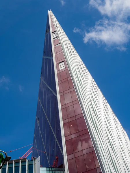 Londen/VK-15 augustus: nieuw gebouw naast Victoria station in — Stockfoto