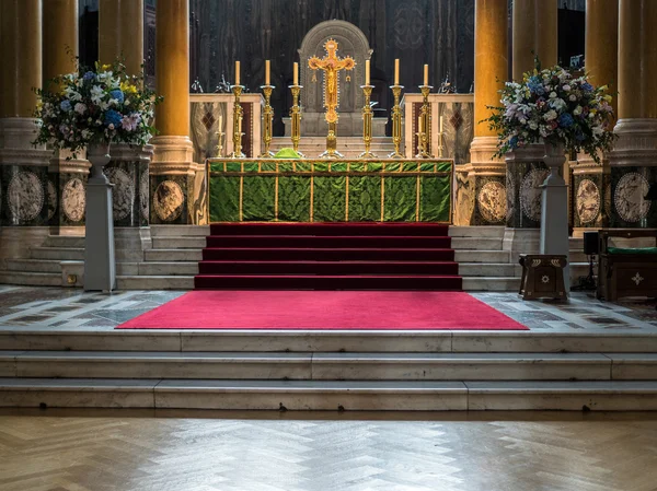 伦敦/英国 - 8月15日 ： 威斯敏斯特大教堂的内部景观 i — 图库照片