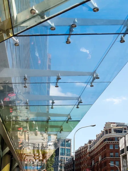 LONDON/UK - AUGUST 15 : Modern Covered Sidewalk in London on Aug — Stock Photo, Image