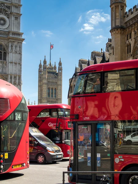 LONDON/UK - AUGUST 15 : London Buses next to Westminster Abbey i — Stock Photo, Image