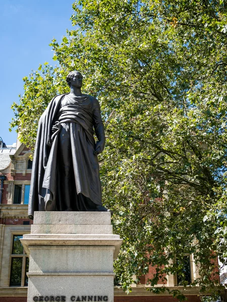 LONDRES / REINO UNIDO - 15 DE AGOSTO: Estátua de George Canning em Londres em A — Fotografia de Stock