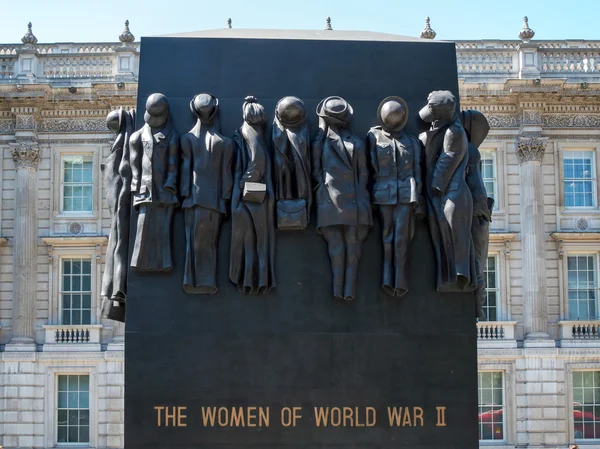 LONDRES / Reino Unido - 15 de agosto: Las mujeres de la Segunda Guerra Mundial Estatua en Whit —  Fotos de Stock