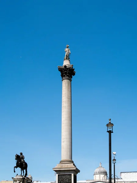 LONDRES / UK - 15 de agosto: Vista de la estatua y columna de Nelson en Tr — Foto de Stock