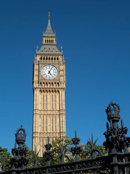 Londýn/Velká Británie - 15. srpna: Pohled na sluncem zalité Big Ben v Londýně na Au — Stock fotografie