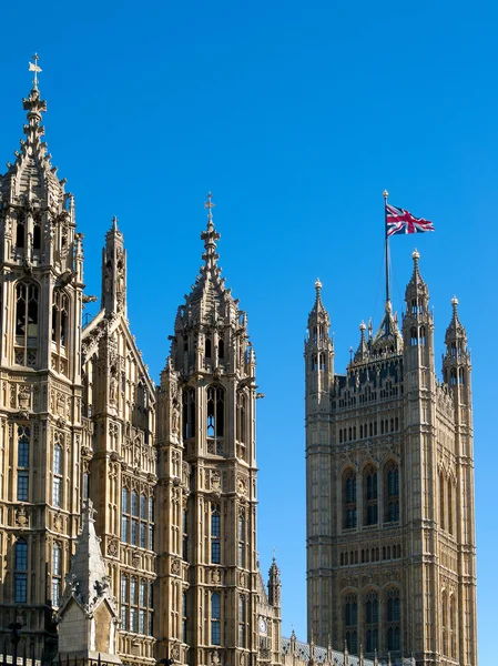 LONDRA / UK - 15 AGOSTO: Veduta delle Camere del Parlamento illuminate dal sole — Foto Stock