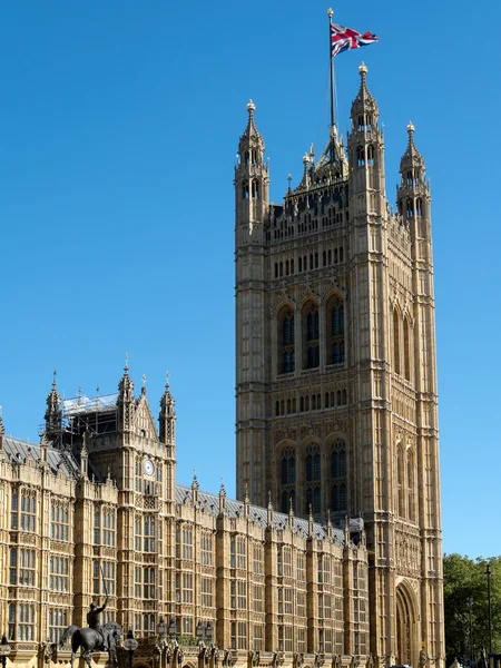 Londýn/Velká Británie - 15. srpna: Pohled na sluncem zalité budova parlamentu — Stock fotografie