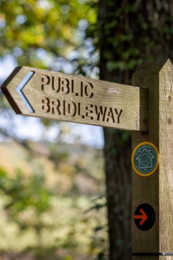 Sussex sınır yolu ve halka açık bridleway işareti