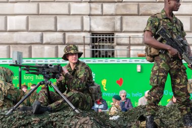 LONDON / UK - 12 Kasım 2005 'te Londra' daki Lord Mayor 's Show' da Kraliyet Denizcileri. Tanımlanamayan kişiler