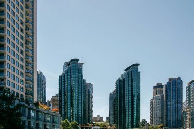 VANCOUVER, BRITISH COLUMBIA, CANADA - 14 Ağustos 2007 'de Vancouver' daki çağdaş apartmanlar