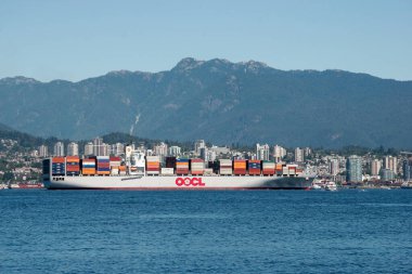 VANCOUVER, BRITISH COLUMBIA, CANADA - 14 Ağustos 2007 'de Vancouver' a varan konteyner gemisi