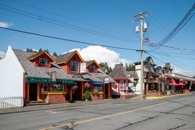 Chemainus, Vancouver Adası, Kanada - 13 Ağustos 2007 'de Chemainus Vancouver Adası' nda alışveriş. Kimliği belirsiz biri.