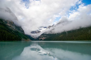 Alberta 'daki Louise Gölü' nün buzul sularının manzarası.