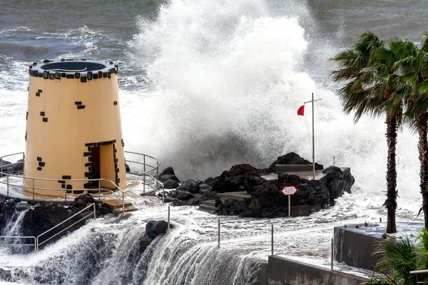 フンシャル マデイラ ポルトガル エイプリル社9 2008年4月9日 サヴォイ ホテルフンシャル マデイラの敷地内で熱帯性暴風雨が見張り塔を襲いました — ストック写真