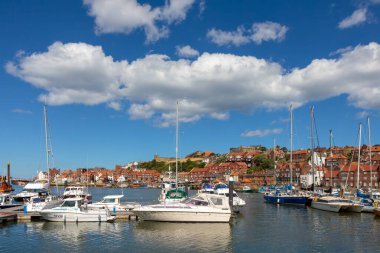 Whitby North Yorkshire, İngiltere - 22 Ağustos 2010 'da Whitby North Yorkshire' da demirlemiş yatlar. Tanımlanamayan kişiler