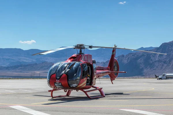 Boulder City Nevada Usa August Röd Helikopter Parkerad Airfiled Boulder — Stockfoto