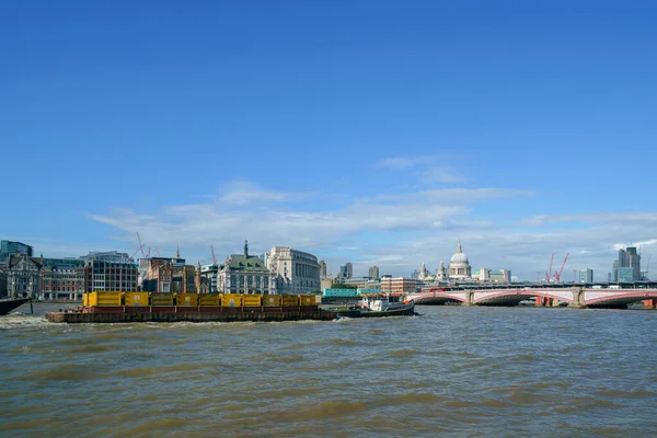 Londres Juillet Remorqueur Récupération Descendant Tamise Tirant Une Barge Avec — Photo