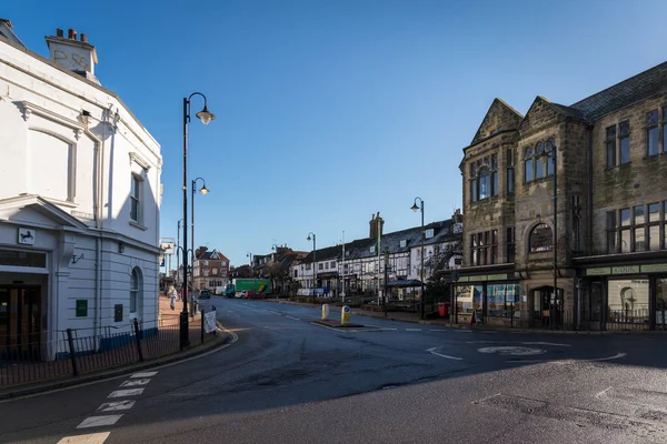 East Grinstead West Sussex January 2021年1月25日に 代わりに東グランドのハイストリートに店舗を表示します 正体不明の一人 — ストック写真