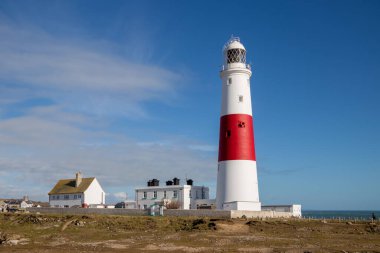 PORTLAND Bill Bill Bill Bill 'in 16 Şubat 2018' de Dorset UK 'deki Portland Adası' ndaki Portland Bill Lighthouse manzarası. Kimliği belirsiz iki kişi.