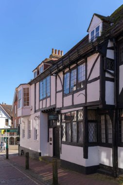 Doğu GrinstEad, Batı SUSSEX, İngiltere - 9 Mart 2021 'de Doğu Grinstead' deki Wilmington House 'un görüntüsü. Kimliği belirsiz iki kişi.