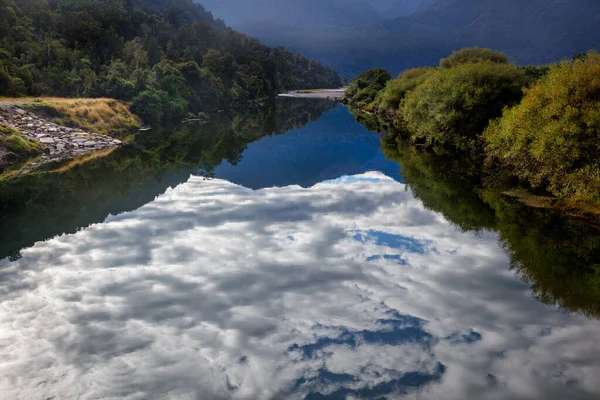 Σύννεφα Αντανακλάται Ένα Ποτάμι Στη Νέα Ζηλανδία — Φωτογραφία Αρχείου