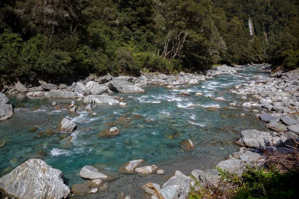 Terreno Rochoso Uma Cachoeira Thunder Creek Nova Zelândia — Fotografia de Stock